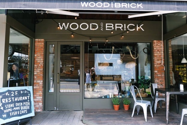 หน้าร้าน Wood and Brick