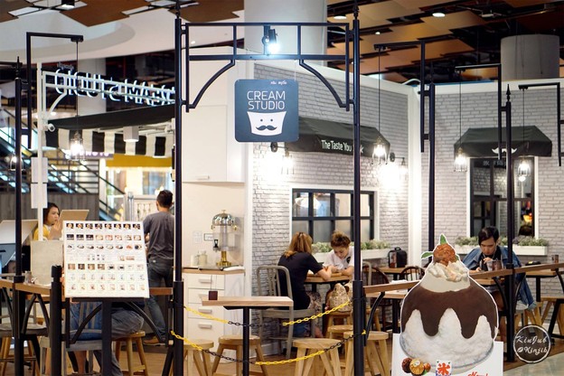 บรรยากาศ ครีมสตูดิโอ คาเฟ่ โทส เครป เย็น บราวนี่ ฟัดจ์ วาฟเฟิล ไอศรีม บิงซู พระราม2
