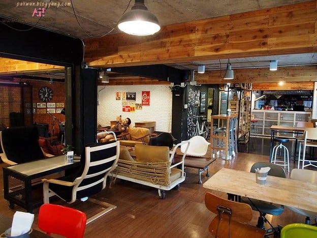 People On Pause Cafe