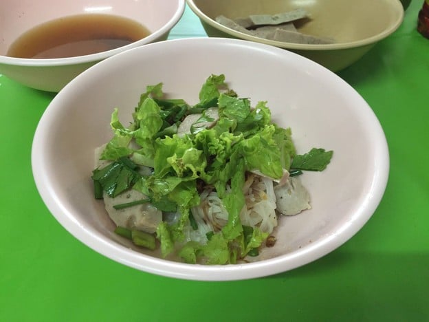 เมนูของร้าน ก๋วยเตี๋ยวหมูยอตวงกองเมือง