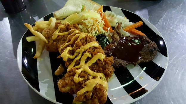 เมนูของร้าน อ้วนผอมสเต็กสามย่านจานดาวเทียม