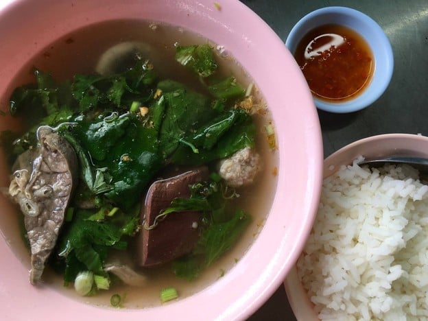 ต้มเลือดหมูเจ๊หมวย(จิงจูฉ่าย) แยกคลองเตย