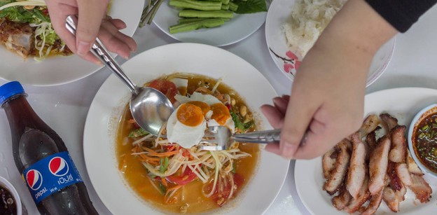 ส้มตำเจ๊แดงสามย่าน ต้นตำหรับ