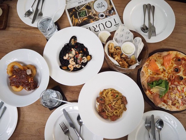 เมนูของร้าน Bizarre Café