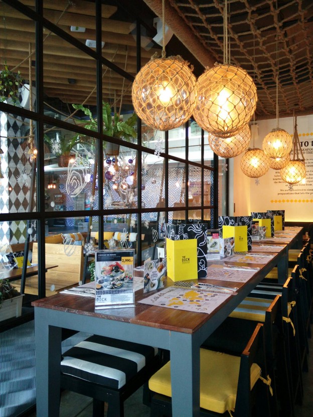 บรรยากาศ The Dock Seafood Bar ทองหล่อ