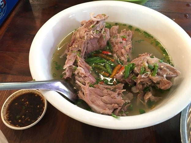 เมนูของร้าน ก๋วยเตี๋ยวหมูต้มยำตำลึงนายเอก รามอินทรา
