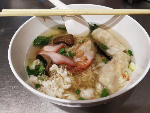 เมนูของร้าน นายเม้งบะหมี่ปู เกี๊ยวกุ้งยักษ์ สีลม
