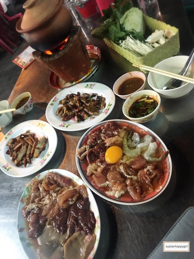 เจ้แดงหมูจุ่ม ลาดหญ้า หน้าธนาคารไทยพาณิชย์ ลาดหญ้า