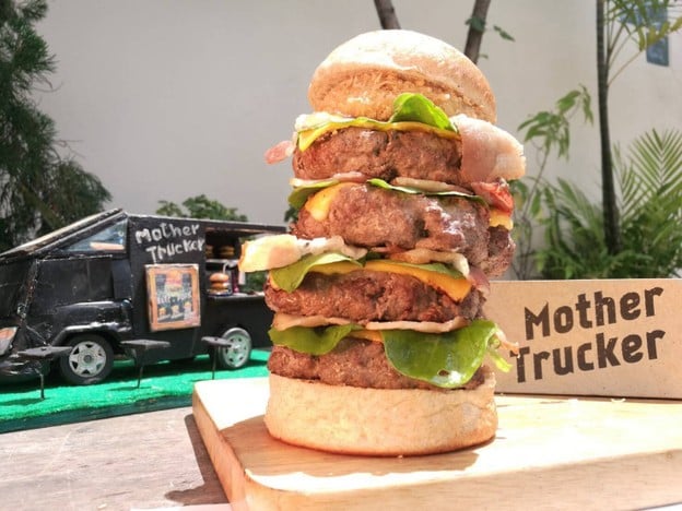 เมนูของร้าน Mother Trucker Burger