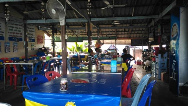 ร้านอาหารเจ้ไพรริมเขื่อนท่าฉลอม