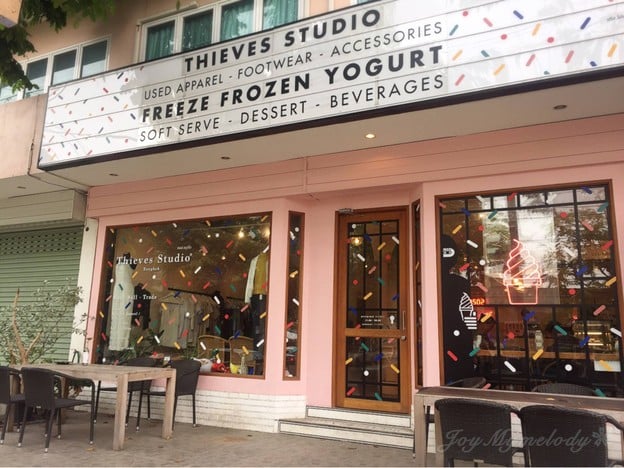 หน้าร้าน Freeze Frozen Yogurt