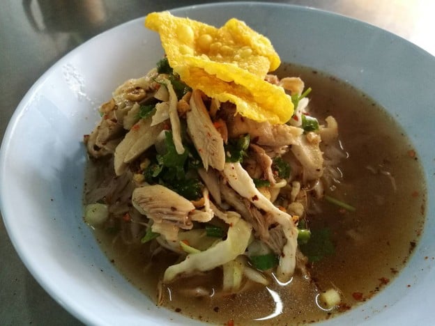 เมนูของร้าน ก๋วยเตี๋ยวไก่ต้มยำ ดอนเจดีย์