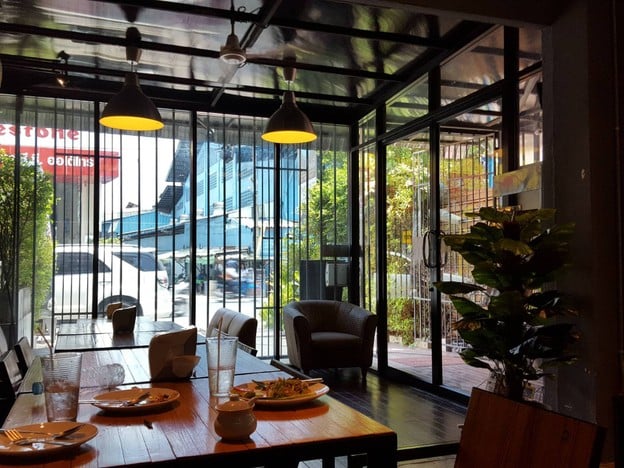 บรรยากาศ hug BAR & RESTAURANT พันท้ายฯ