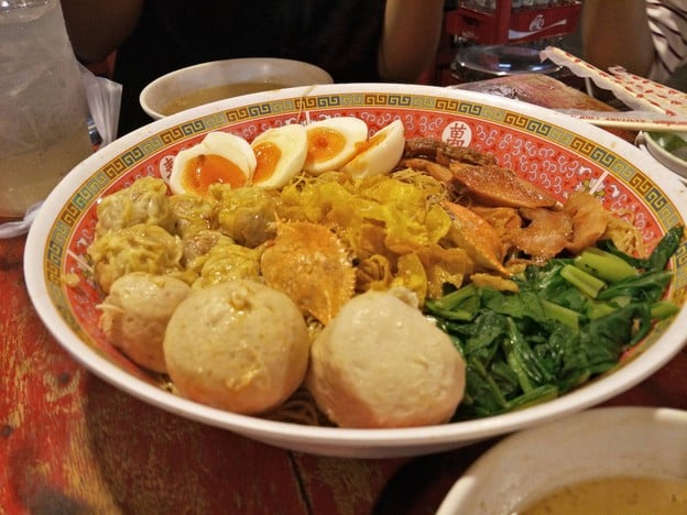 เมนูของร้าน บะหมี่จอมพลัง ตลาดรถไฟรัชดา