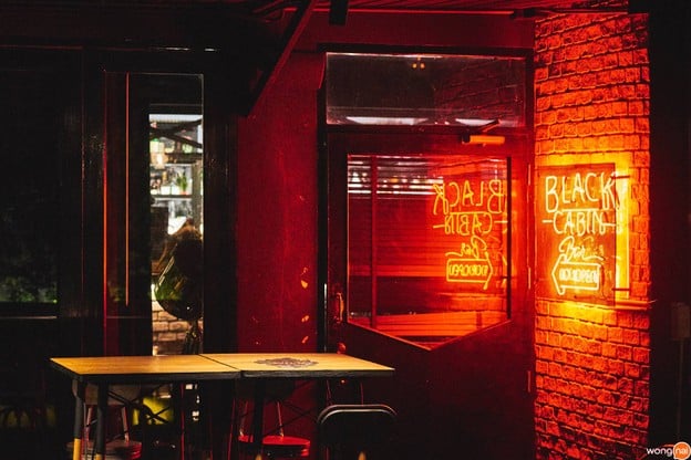 หน้าร้าน Black Cabin Bar