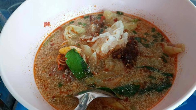 เด่นหลี ก๋วยเตี๋ยวหมูสามก๊ก เดชอุดม ซอย6