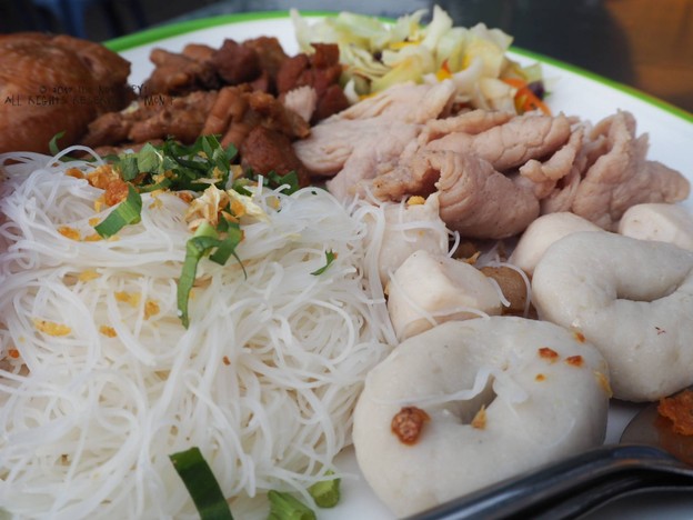 เมนูของร้าน เจ๊หน่อย ก๋วยเตี๋ยวยำ เปลี่ยนเป็น "เต็งหนึ่ง เตี๋ยวยำ" เต็งหนึ่ง เตี๋ยวยำ