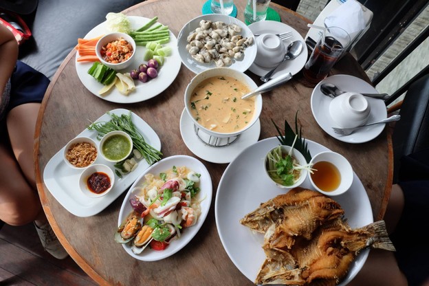 เมนูของร้าน CHARIOT Pub & Restaurant