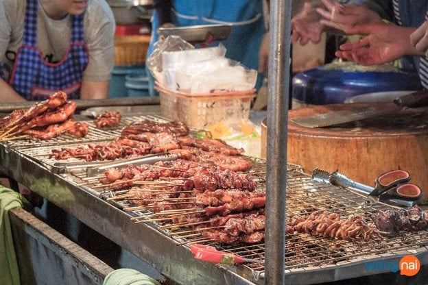 ร้านแม่น้อย