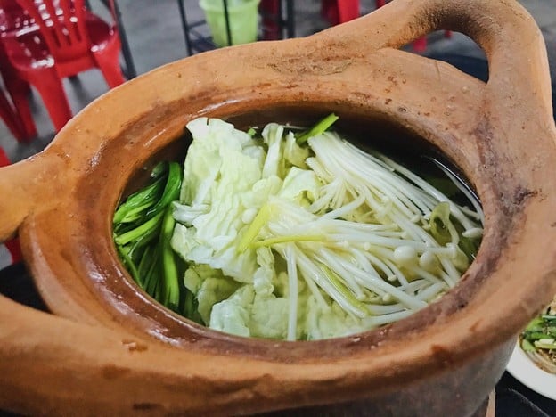 เมนูของร้าน จิ้มจุ่มสุทธิพรเจ้าเก่าตรงข้ามโรงแรม บียู.เพลส