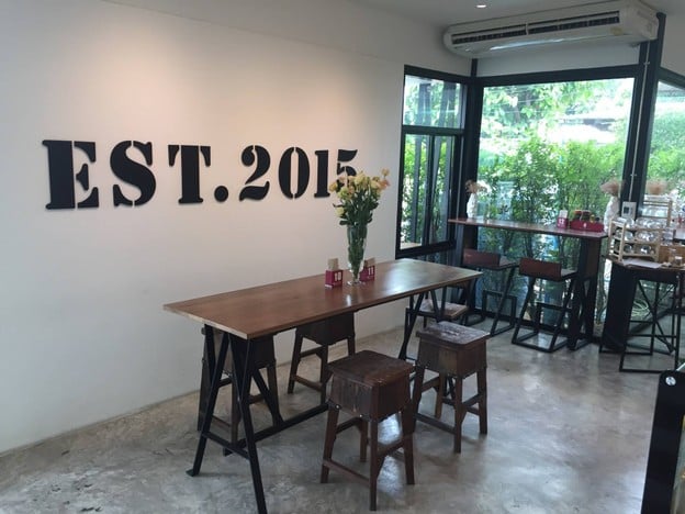 บรรยากาศ Made For Mouth Cafe ปั๊มเชลล์แยกวัดคูหาสวรรค์