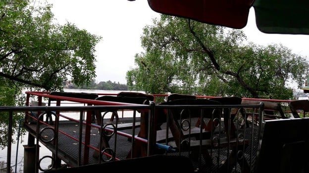 บรรยากาศ ส้มตำเจ๊นงค์ริมน้ำวัดปริวาส ริมน้ำวัดปริวาส