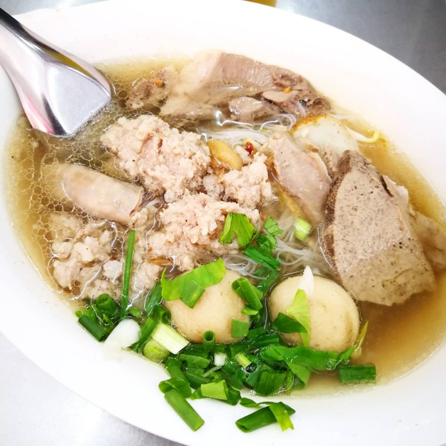 เมนูของร้าน รุ่งเรือง (ตั๋ง) ก๋วยเตี๋ยวหมู สุขุมวิท26 เจ้าเก่า ร้านหัวมุมนะจ๊ะ