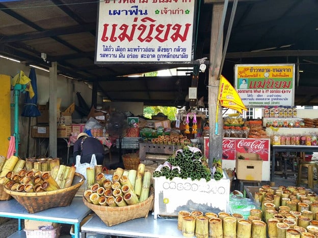 บรรยากาศ ข้าวหลามแม่นิยม