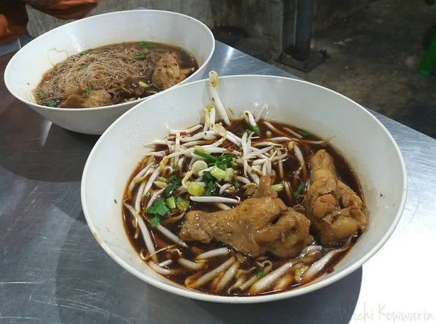 เมนูของร้าน ก๋วยเตี๋ยวไก่มะระเจ๊แดง