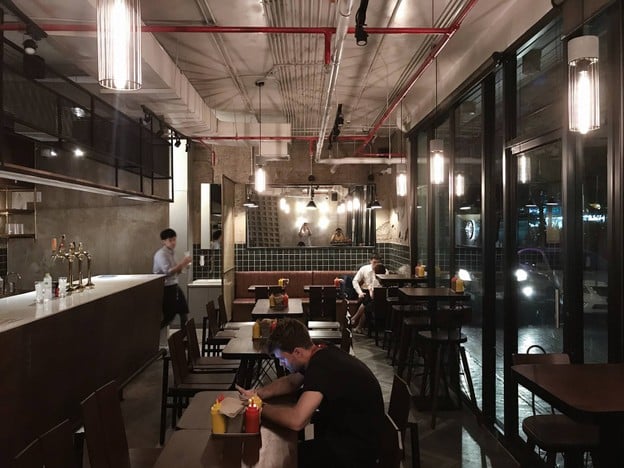 บรรยากาศ Cast Iron Burgerhaus