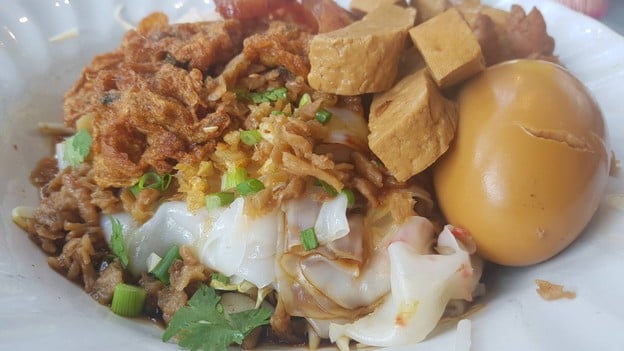 แม่โป้ ก๋วยเตี๋ยวหลอดทรงเครื่อง ตลาดปีระกา