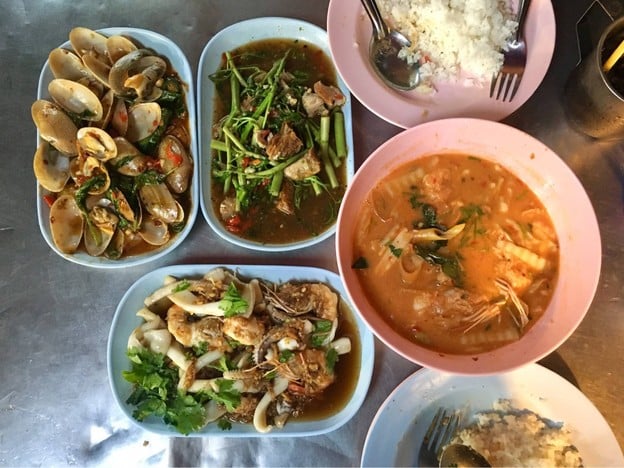 เมนูของร้าน ร้านยำเจ๊อึ่ง (เจ้าเก่าบางลำภู)