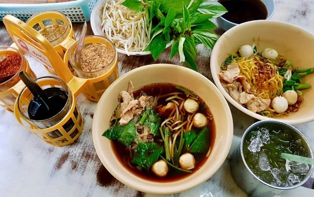 ก๋วยเตี๋ยวเรือเฉินหลง ถนนแสงจันทร์