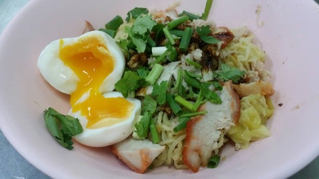 เมนูของร้าน บะหมี่ไข่ ลุงเฉื่อย