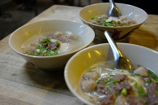 เมนูของร้าน ก๋วยเตี๋ยวเฮียธง ลูกชิ้นเนื้อวัว