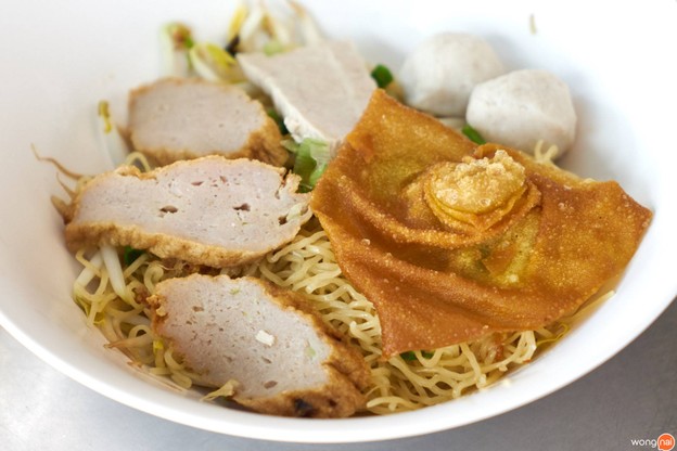 เมนูของร้าน ก๋วยเตี๋ยวลูกชิ้นปลา เจริญนคร สะพานสอง