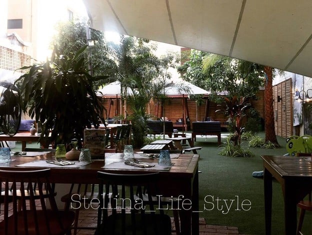 Blue Parrot  by Revolucion โรงแรมฮอลิเดย์ อิน สีลม