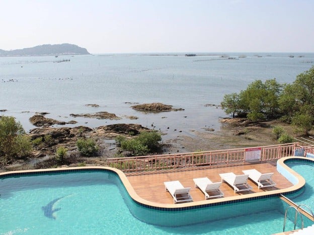 โรงแรมใบบัวบีชรีสอร์ท