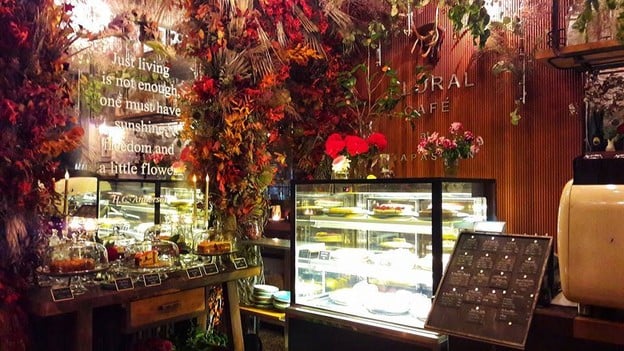 บรรยากาศ Floral Cafe' at Napasorn