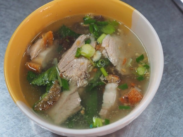 เมนูของร้าน ต้มเลือดหมูดับเพลิง จุฬาซอย9