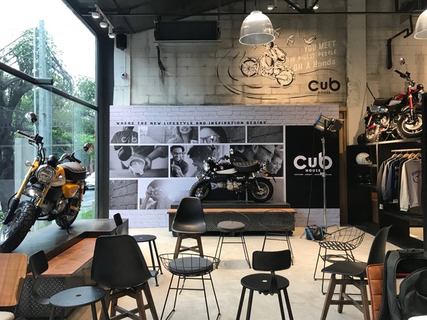 Greyhound Coffee เอกมัย