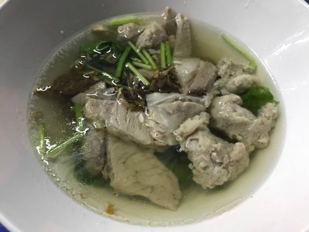 เมนูของร้าน ก๋วยเตี๋ยว ต้มเลือดหมูนายใช้ ลาดพร้าว