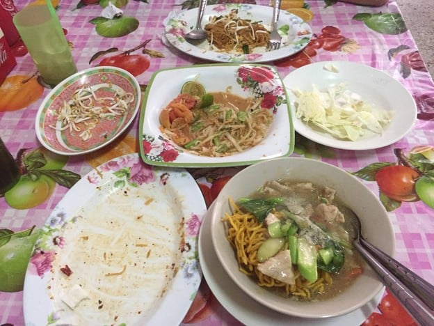 แมนโร่ผัดหมี่โคราชเจ้าเก่าดั้งเดิมหน้าวัดสระแก้ว
