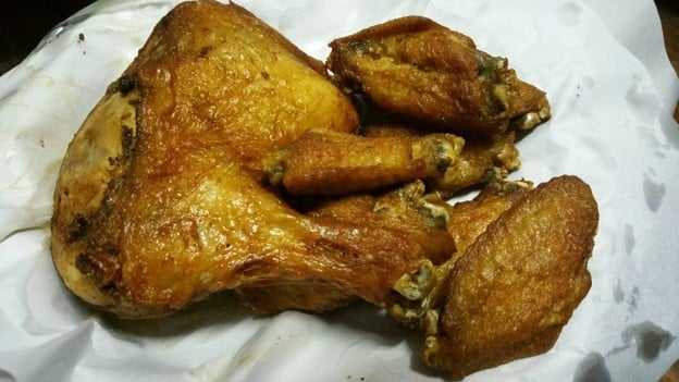 เมนูของร้าน ทักษิณ ไก่ทอดเซ็นหลุยส์ ไม่มีสาขาอื่น