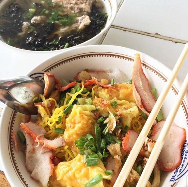 เมนูของร้าน บุเรงนองบะหมี่เกี๊ยวกุ้งหมูแดง ศูนย์อาหารเมืองทอง