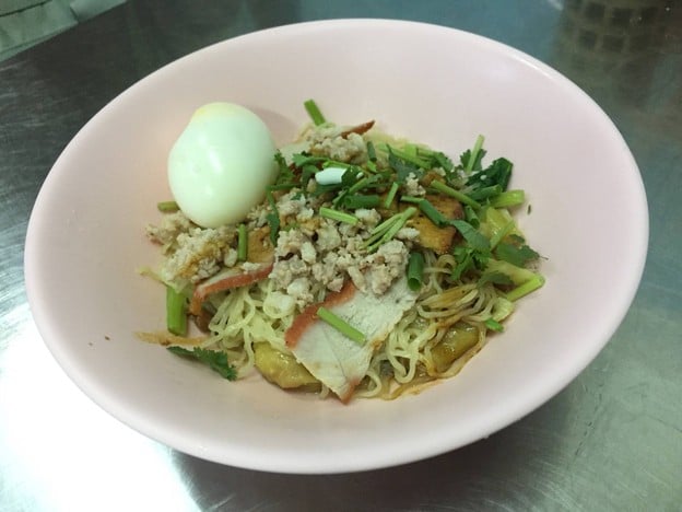 เมนูของร้าน บะหมี่ไข่ ลุงเฉื่อย