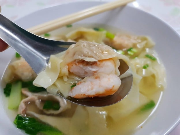 เมนูของร้าน สายไหมบะหมี่เกี๊ยวกุ้ง สุดท่าน้ำศิริราช