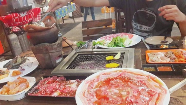 บรรยากาศ มะหาด-ใหญ่ somtum & grilled