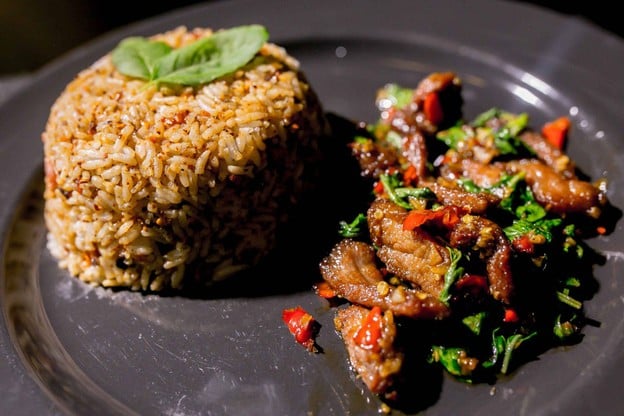 เมนูของร้าน กะเพราผัด รัชบาร์