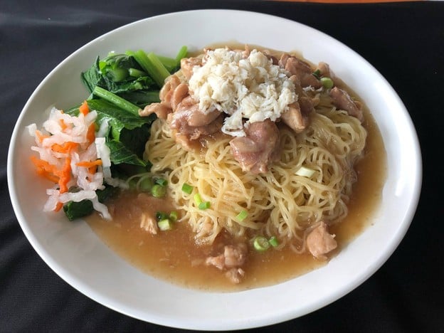 เมนูของร้าน ยุ้ยกี่บะหมี่ราชวิถี (เส้นนุ่ม หอมไข่) ตรงข้ามองค์การโทรศัพท์สามเสน